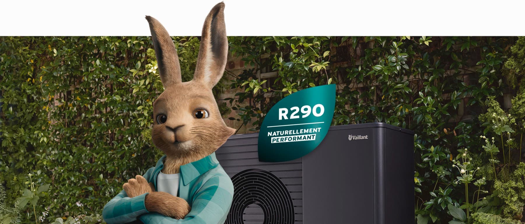 Vaillant zec sa logom prirodnog rashladnog sredstva ispred toplotne pumpe aroTHERM plus
