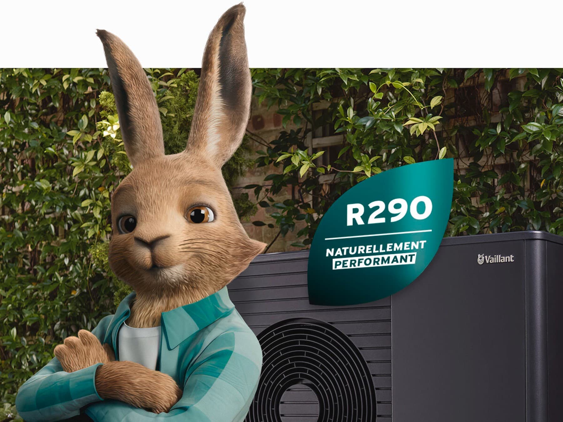 Vaillant zec sa logom prirodnog rashladnog sredstva ispred toplotne pumpe aroTHERM plus