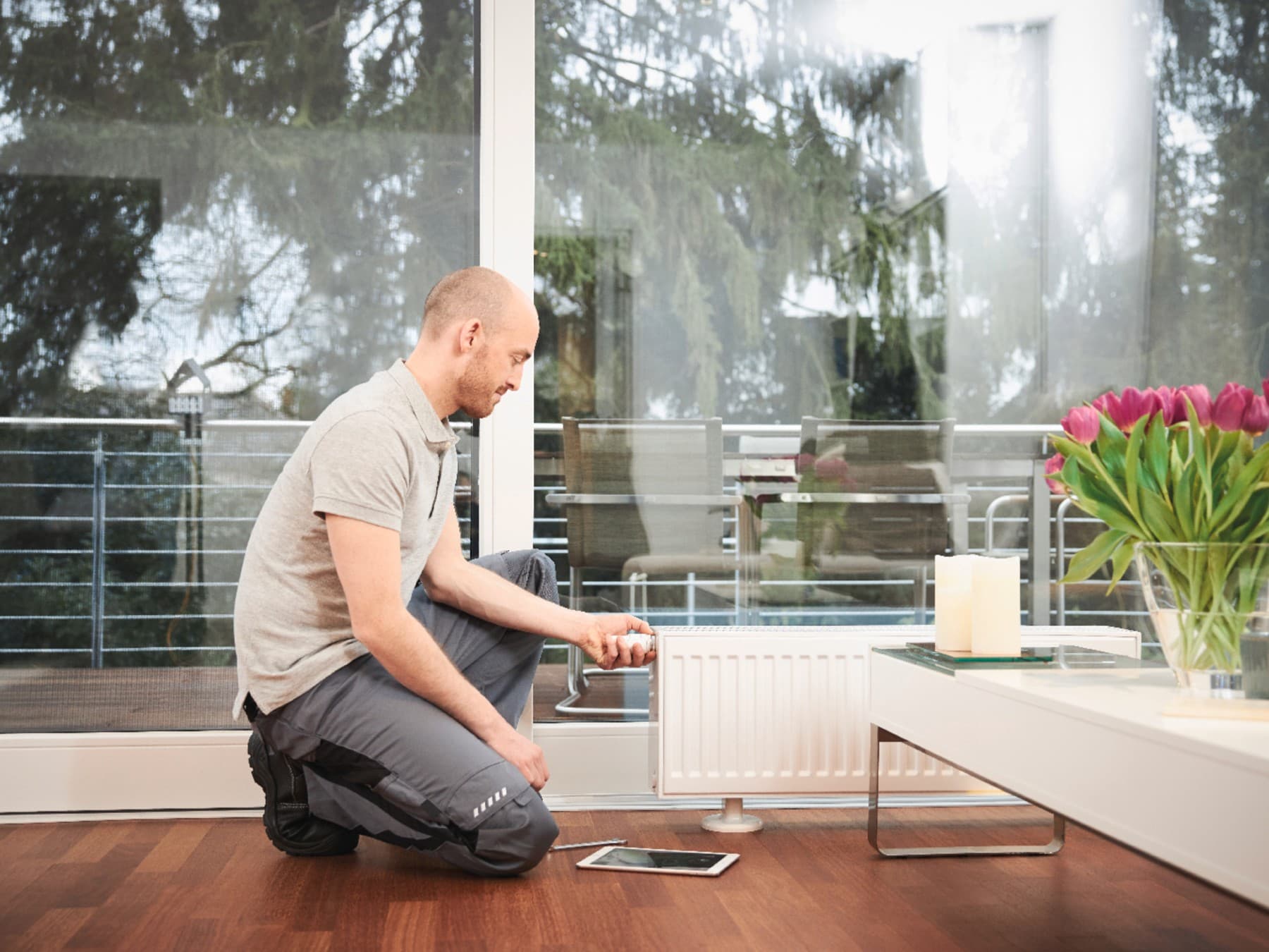 Profesionalni instalater balansira radijator