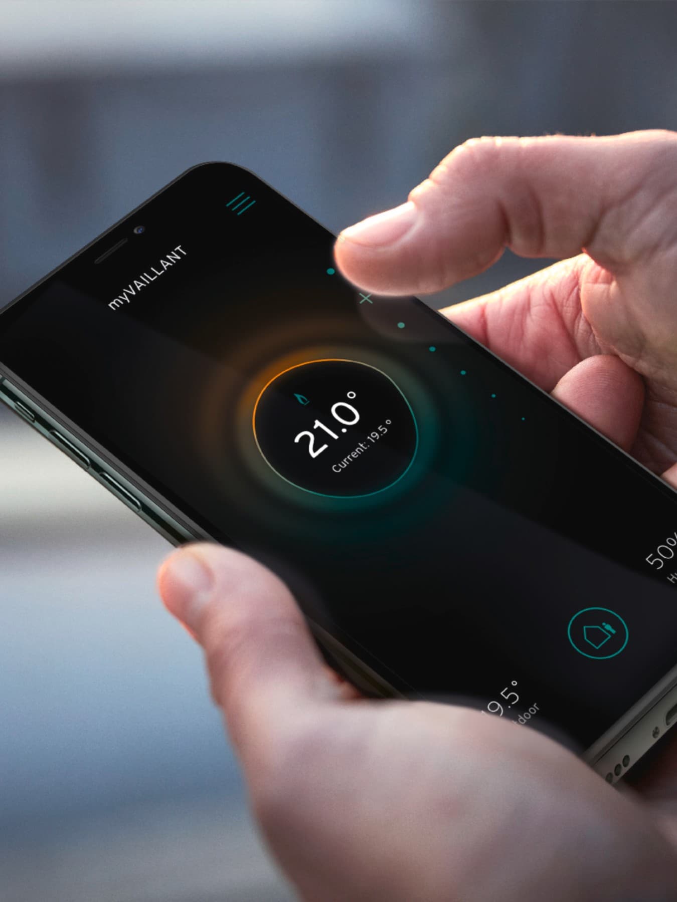 Ruka koja koristi pametni telefon