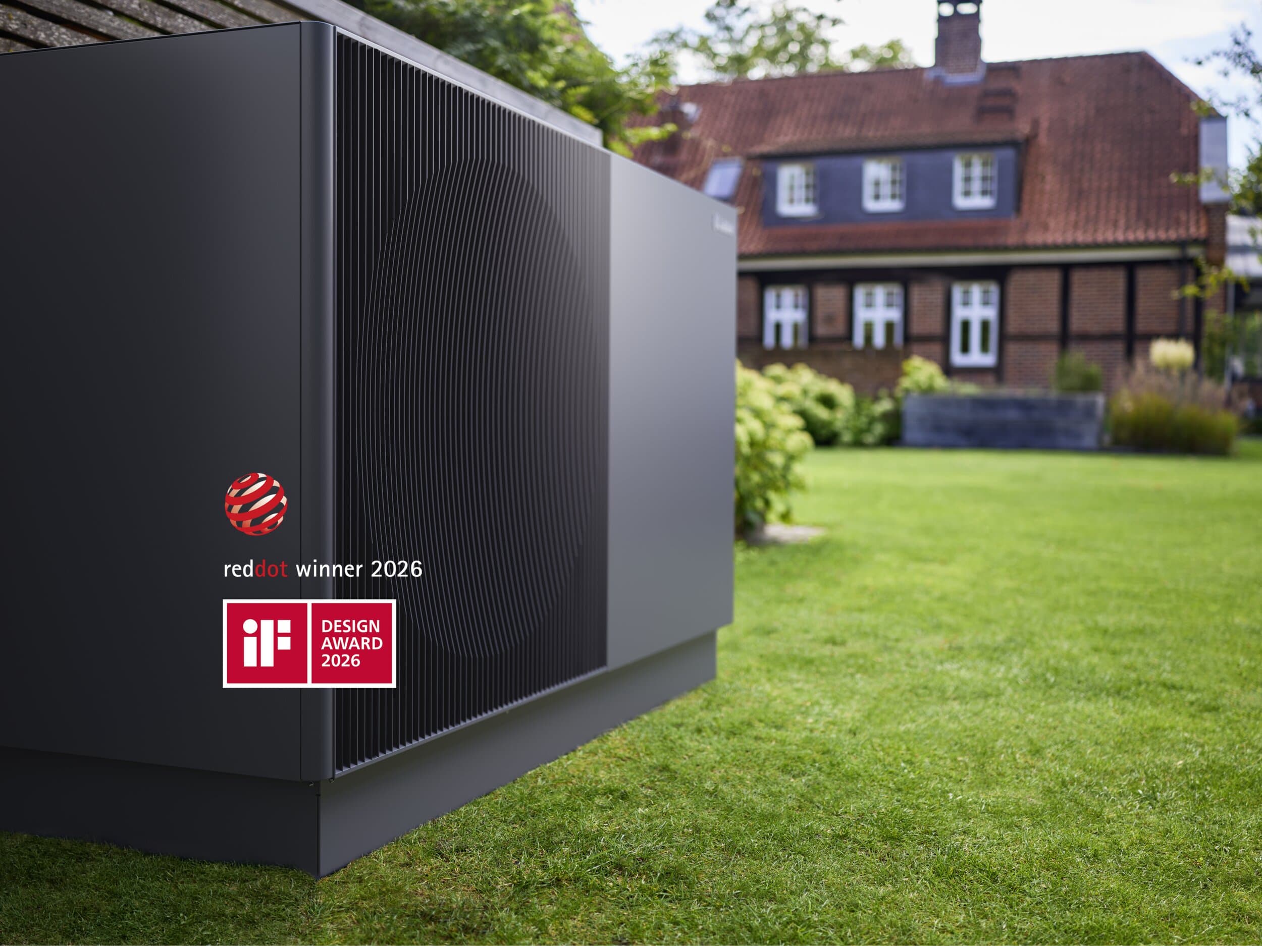 Krupni plan aroTHERM performa postavljenog u vrtu