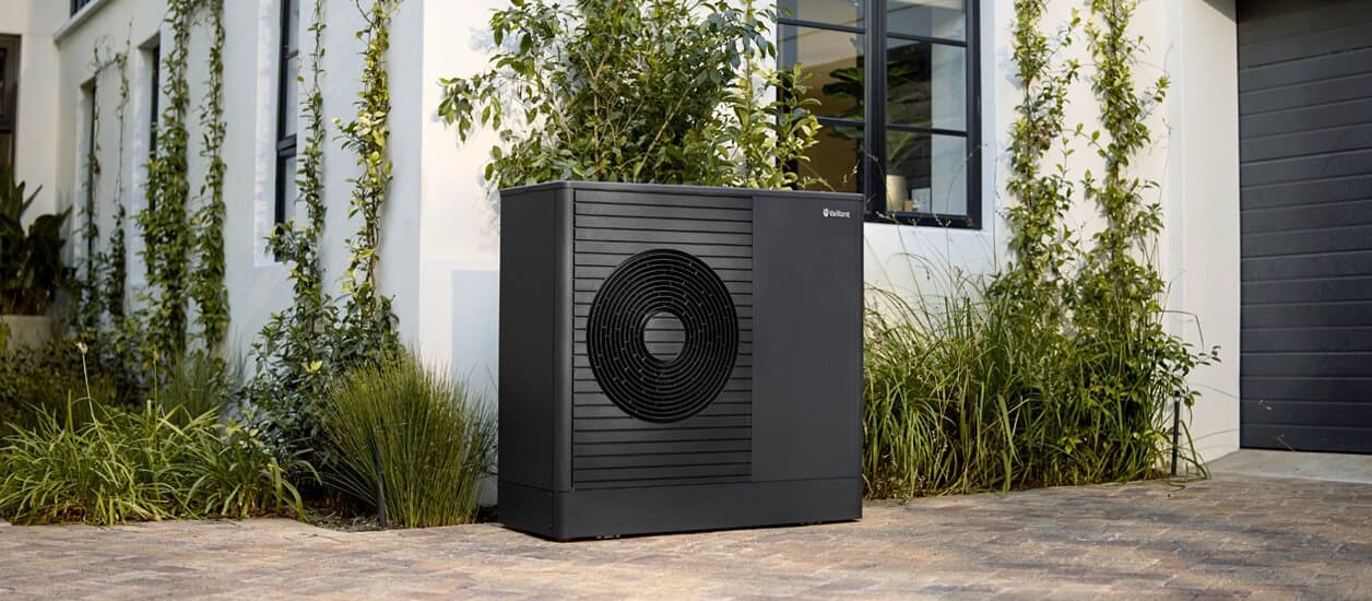 aroTHERM plus postavljen ispred kuće