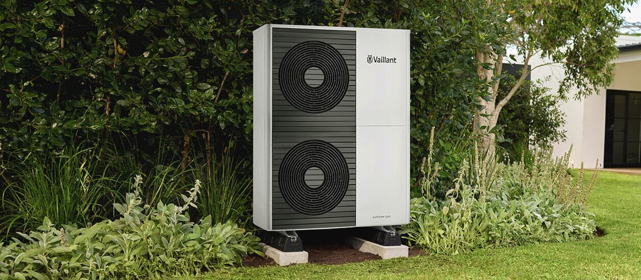 aroTHERM Split vazdušna toplotna pumpa u vrtu