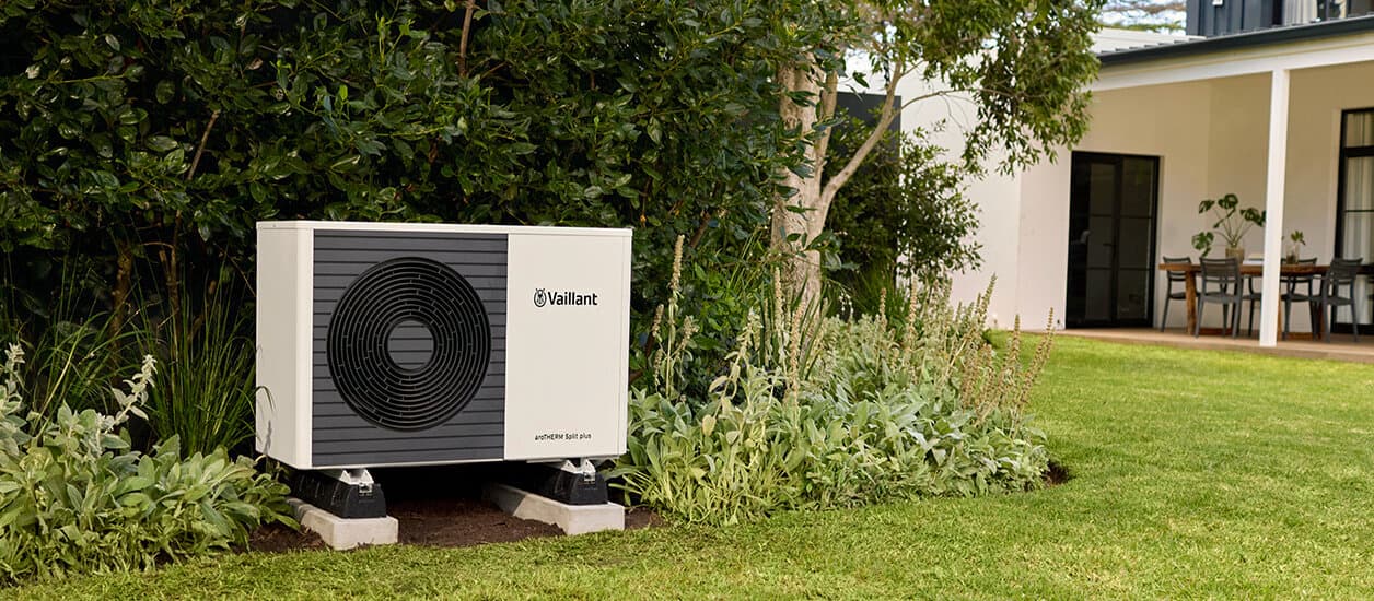 aroTHERM Split plus toplinska pumpa zrak-voda u vrtu