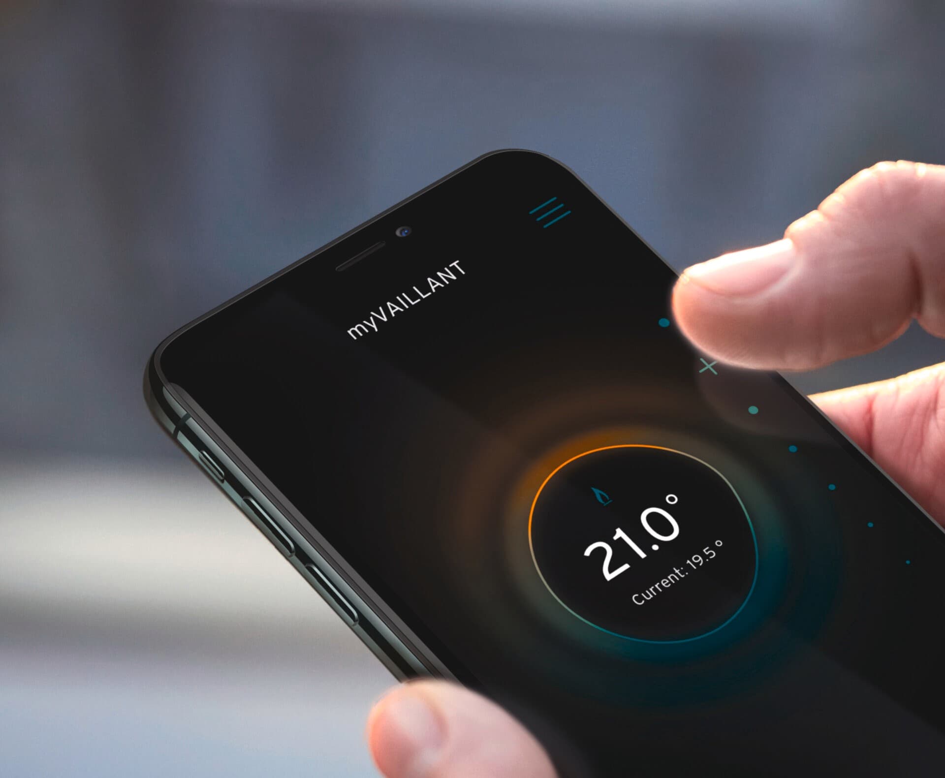 Ruka koja drži pametni telefon sa instaliranom aplikacijom myVaillant