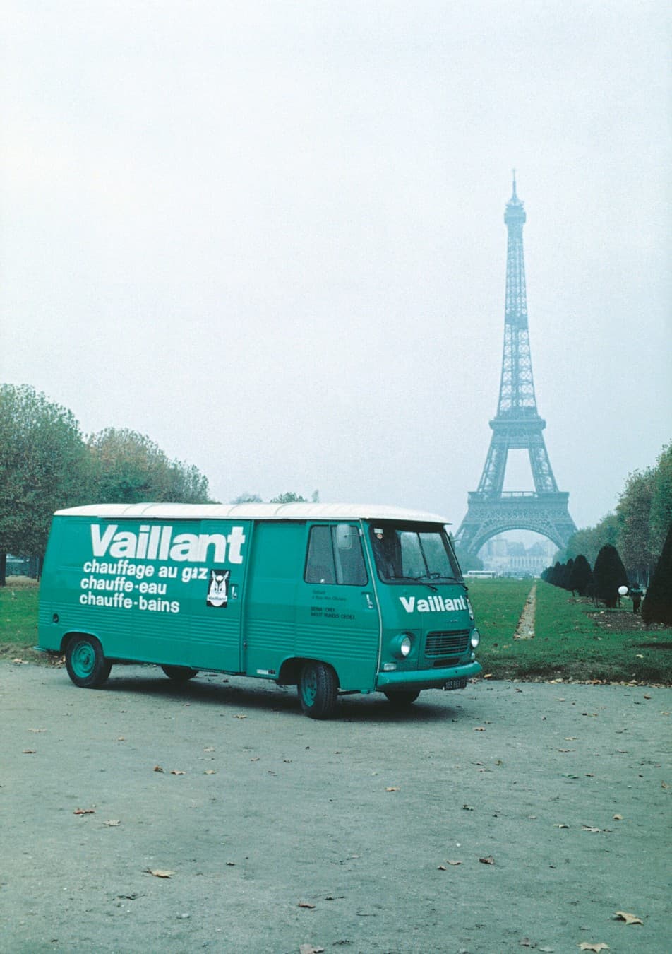 Istorijski kombi marke Vaillant parkiran ispred Ajfelovog tornja