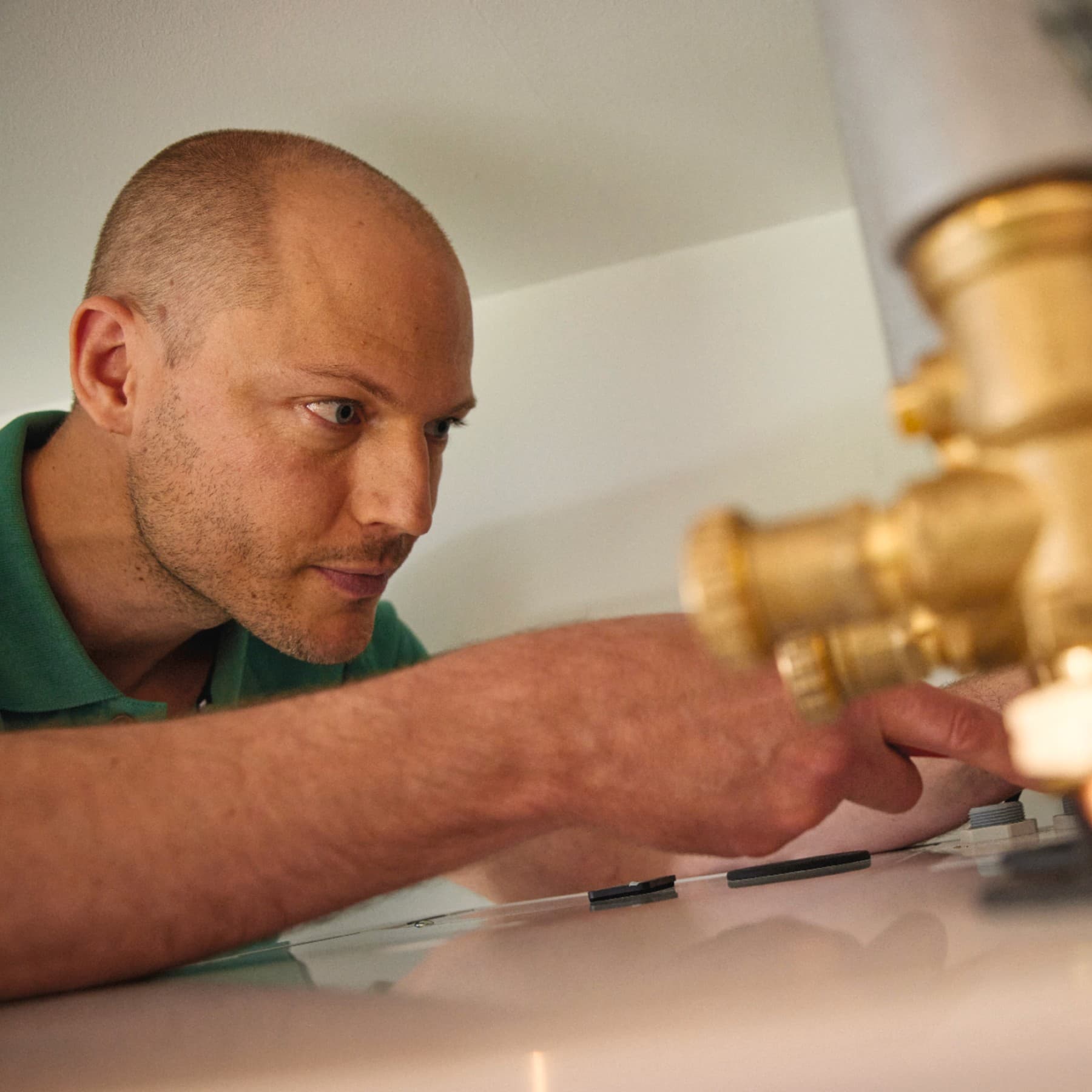 Instalater koji spaja kućanstvo na daljinsko grijanje