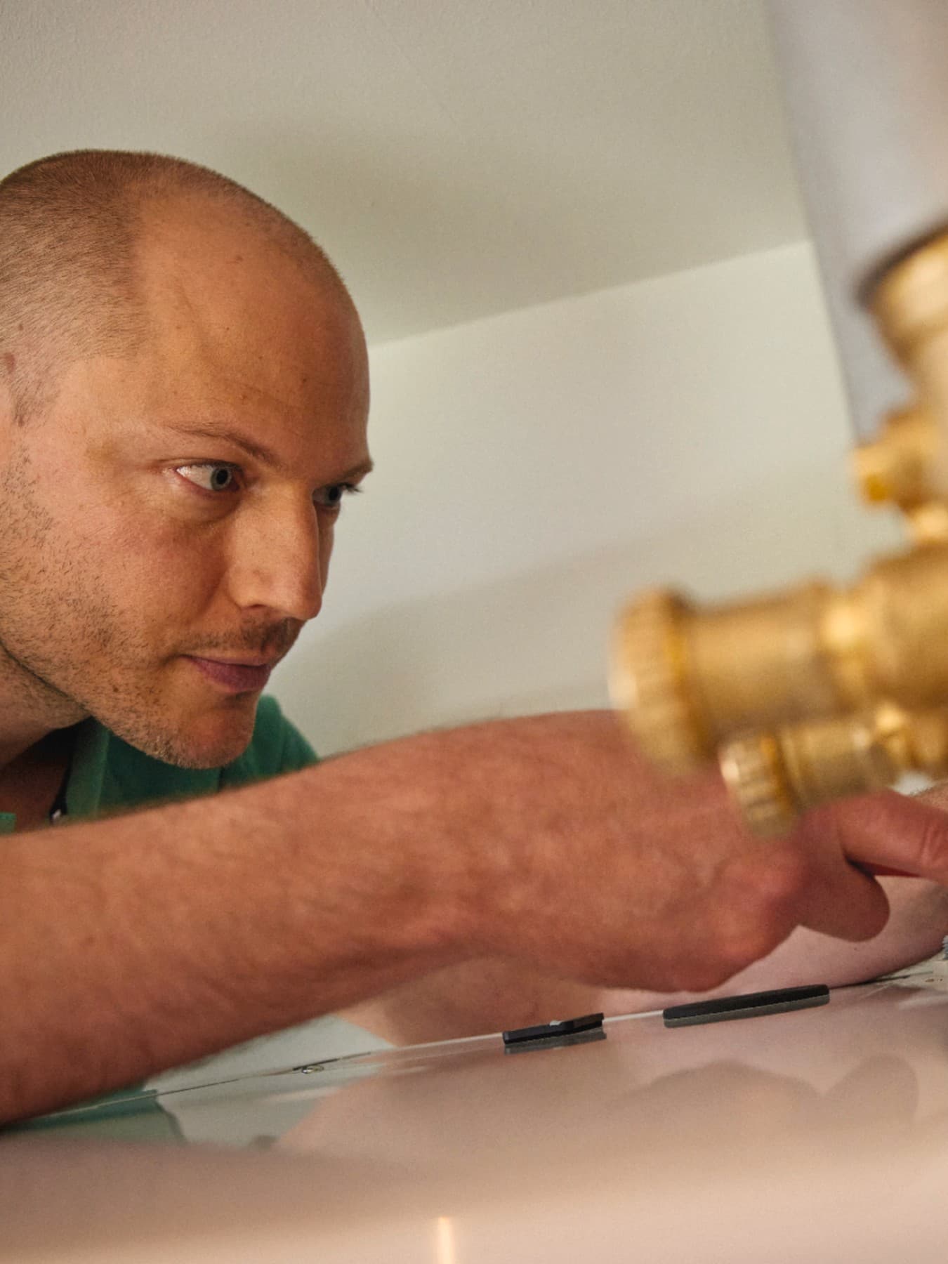 Instalater koji spaja kućanstvo na daljinsko grijanje