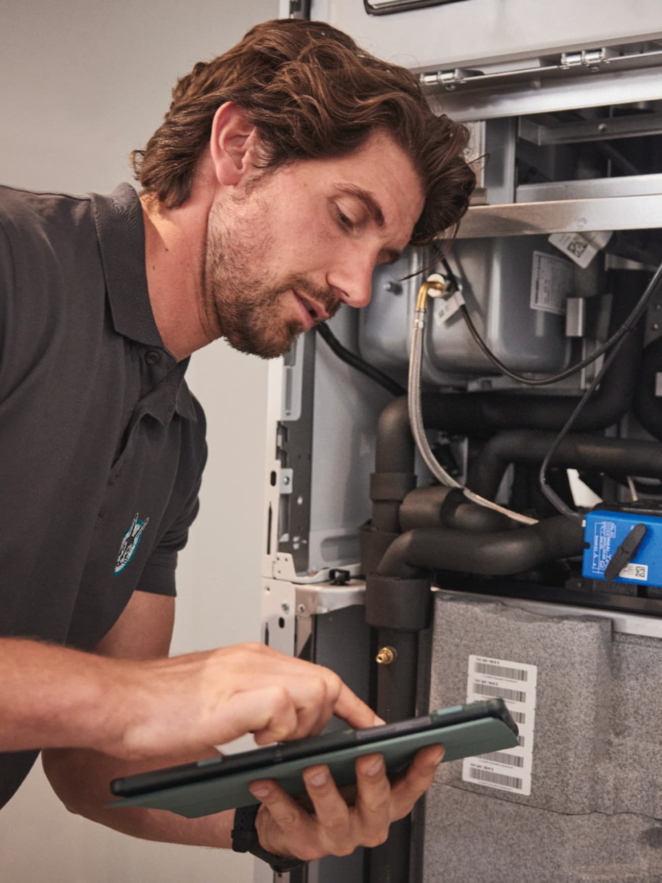 Vaillant inženjer servisira kotao ecoTEC plus