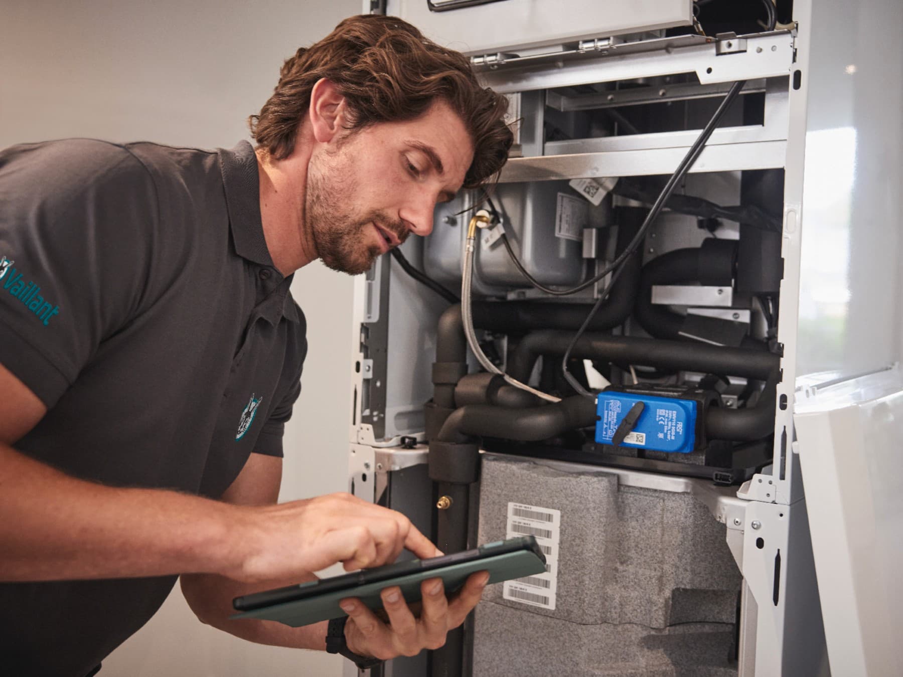Vaillant inženjer servisira kotao ecoTEC plus