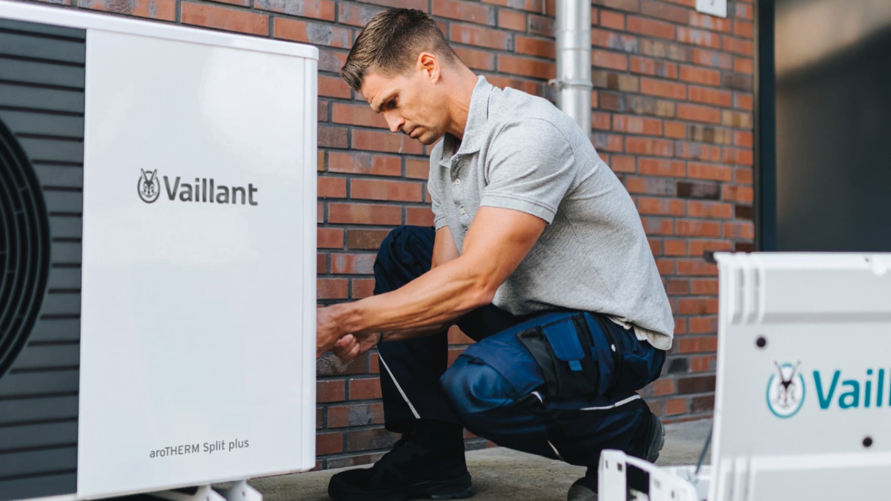 Instalater ugrađuje Vaillant toplotnu pumpu.