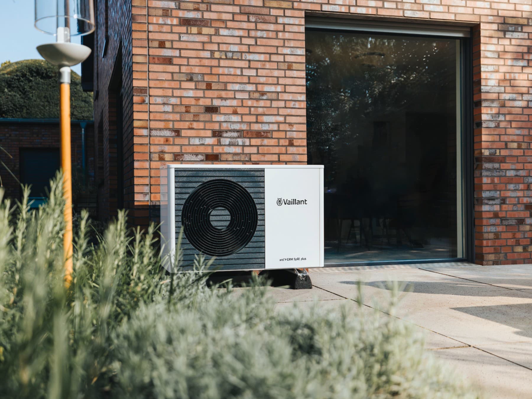 Vaillant toplinska pumpa ispred moderne zgrade