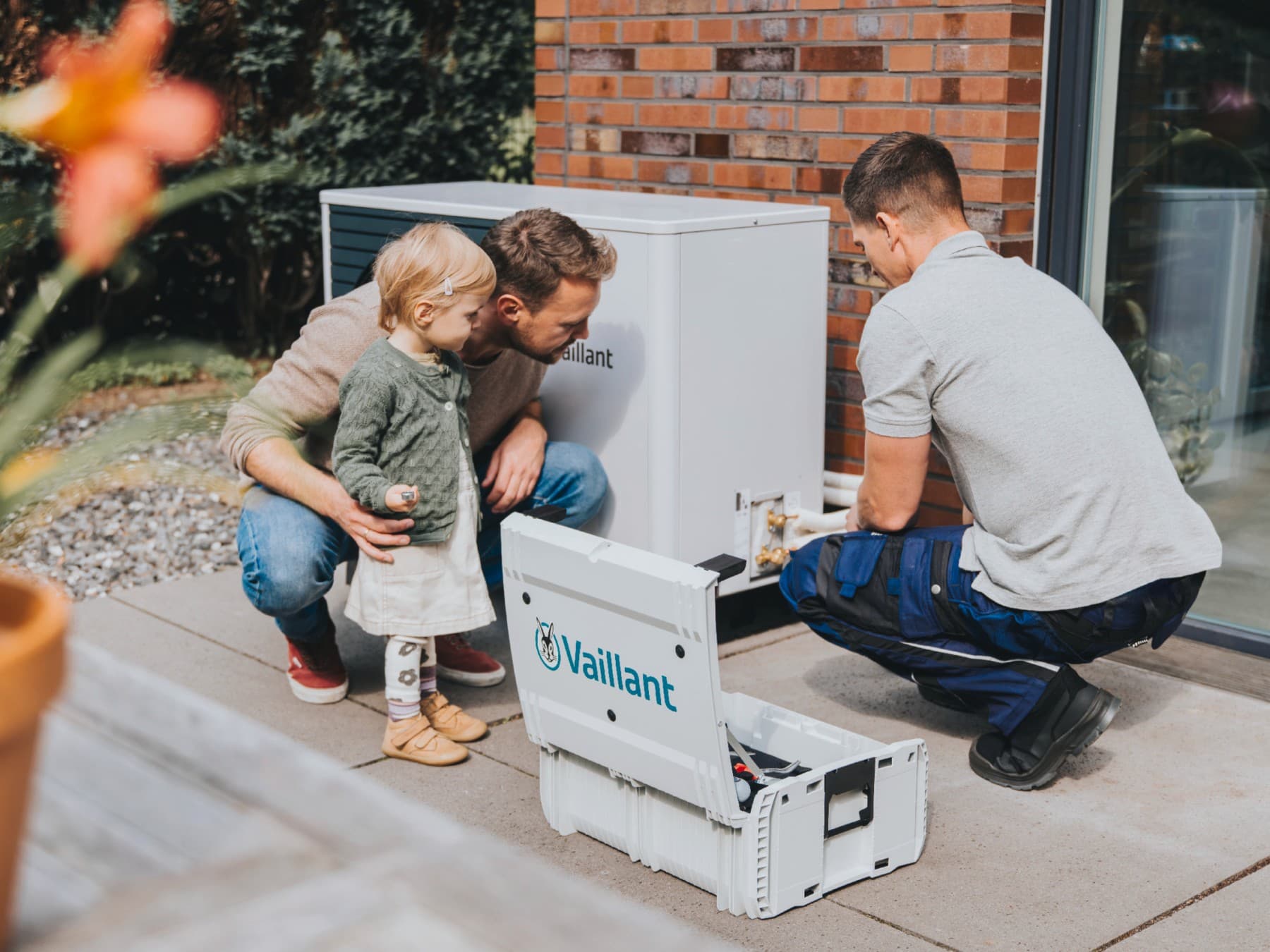 Instalater koji popravlja toplinsku pumpu