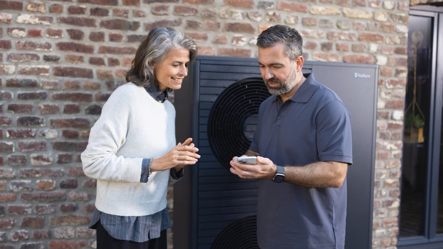 Instalater objašnjava ženi aplikaciju myVAILLANT