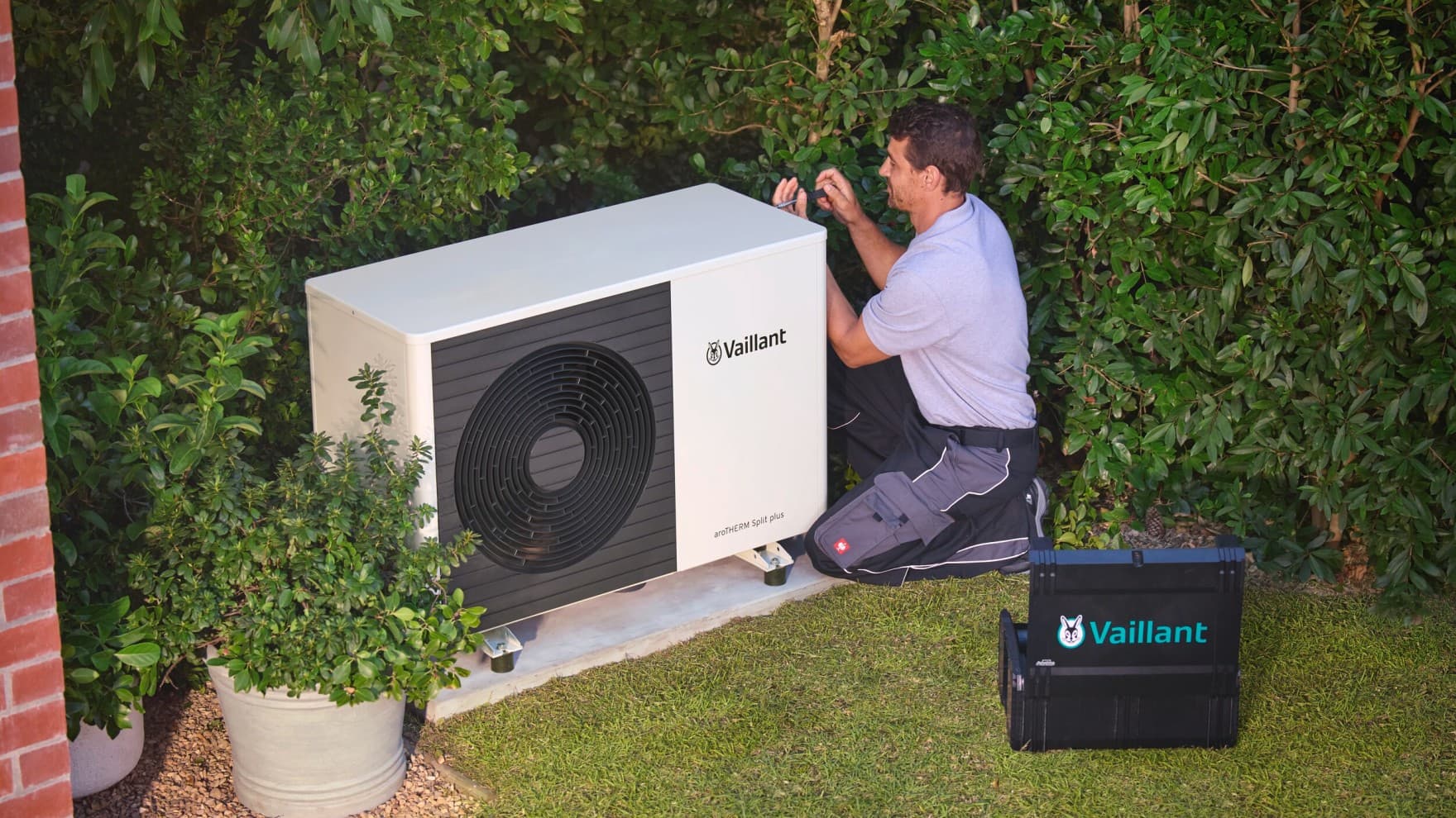 Instalater proverava toplotnu pumpu alatkom