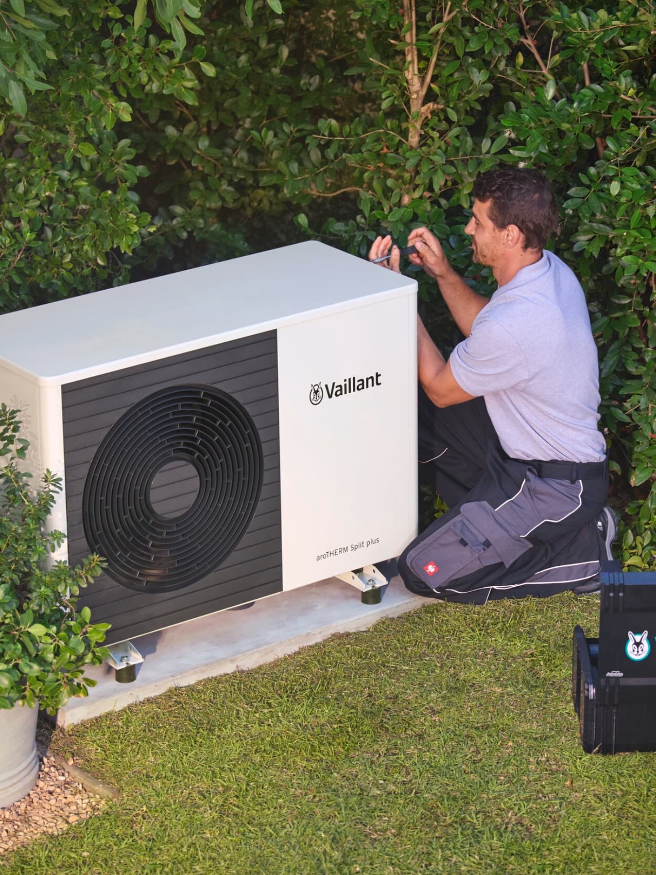 Instalater proverava toplotnu pumpu alatkom