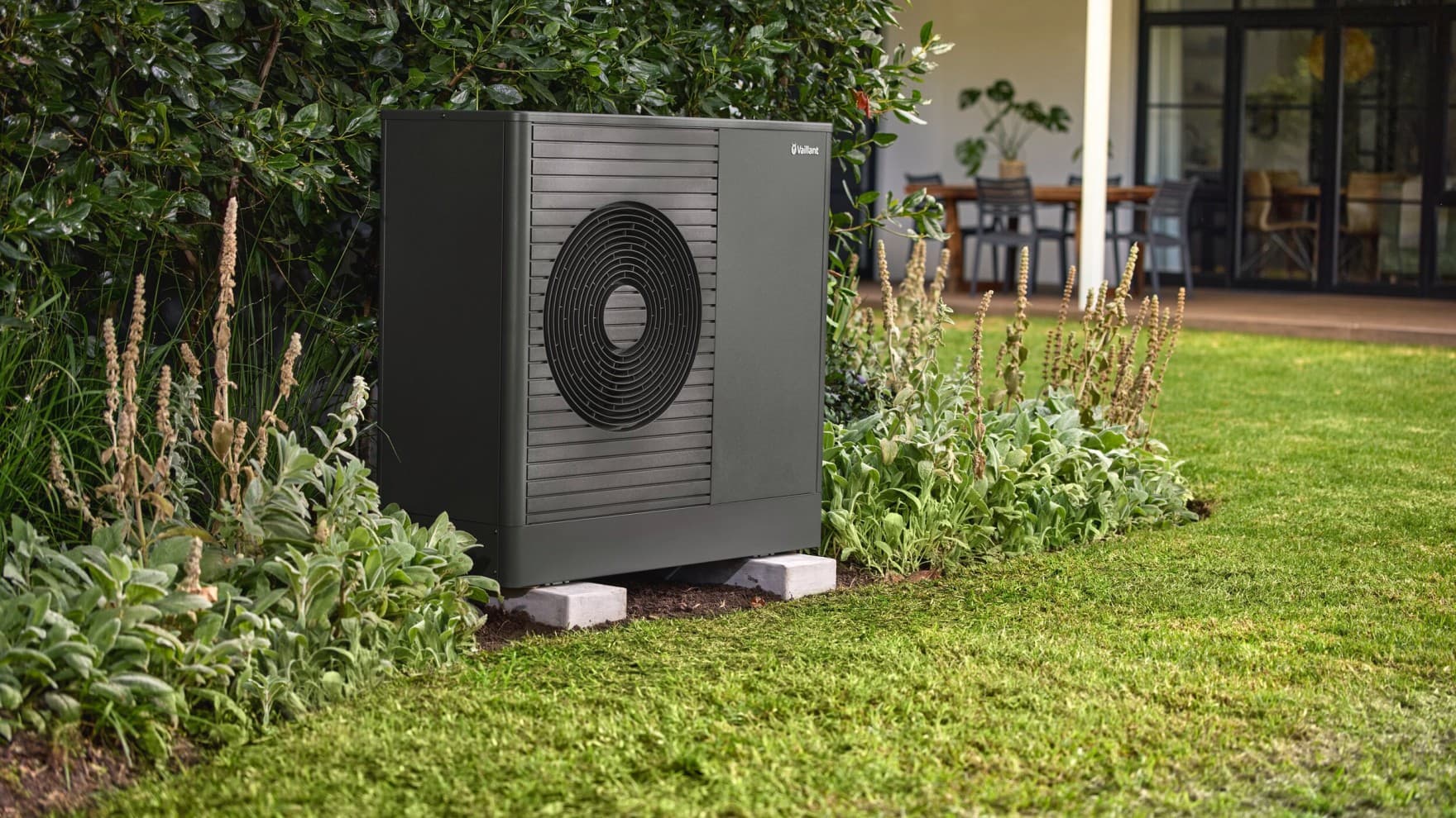 Spoljašnja toplotna pumpa u vrtu