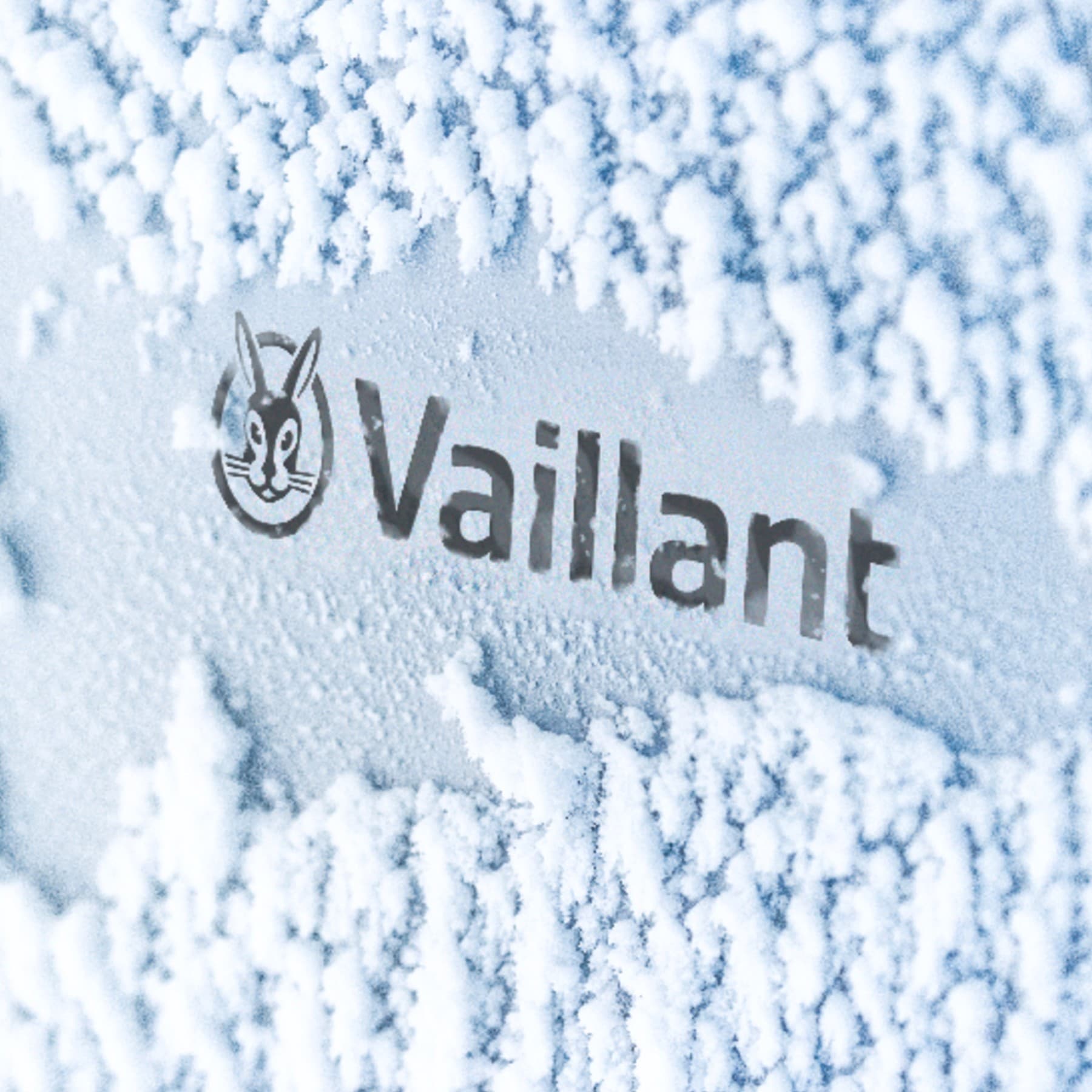 Vaillantov logo na toplotnoj pumpi prekrivenoj snegom