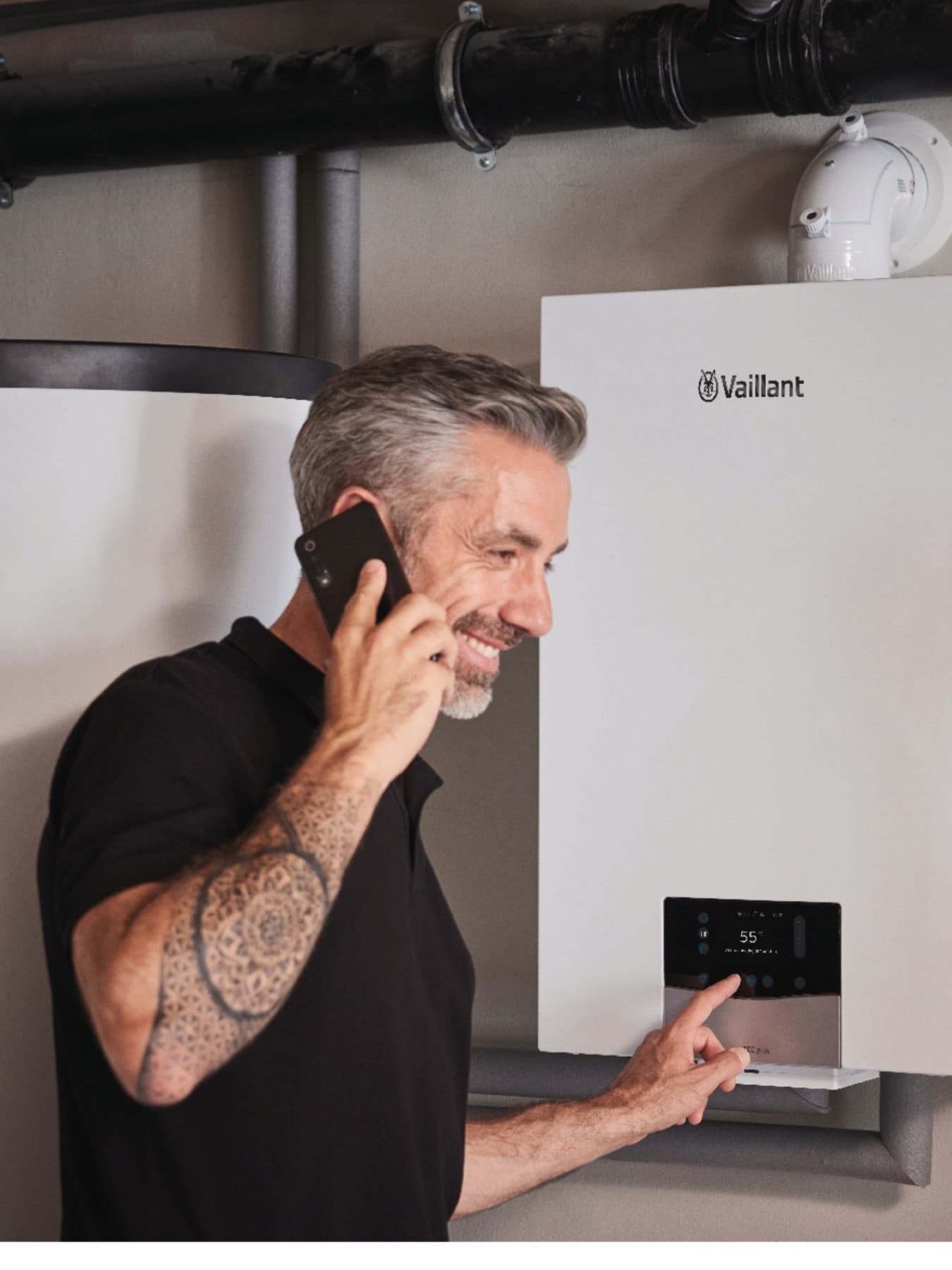 Vaillant instalater radi na održavanju kotla