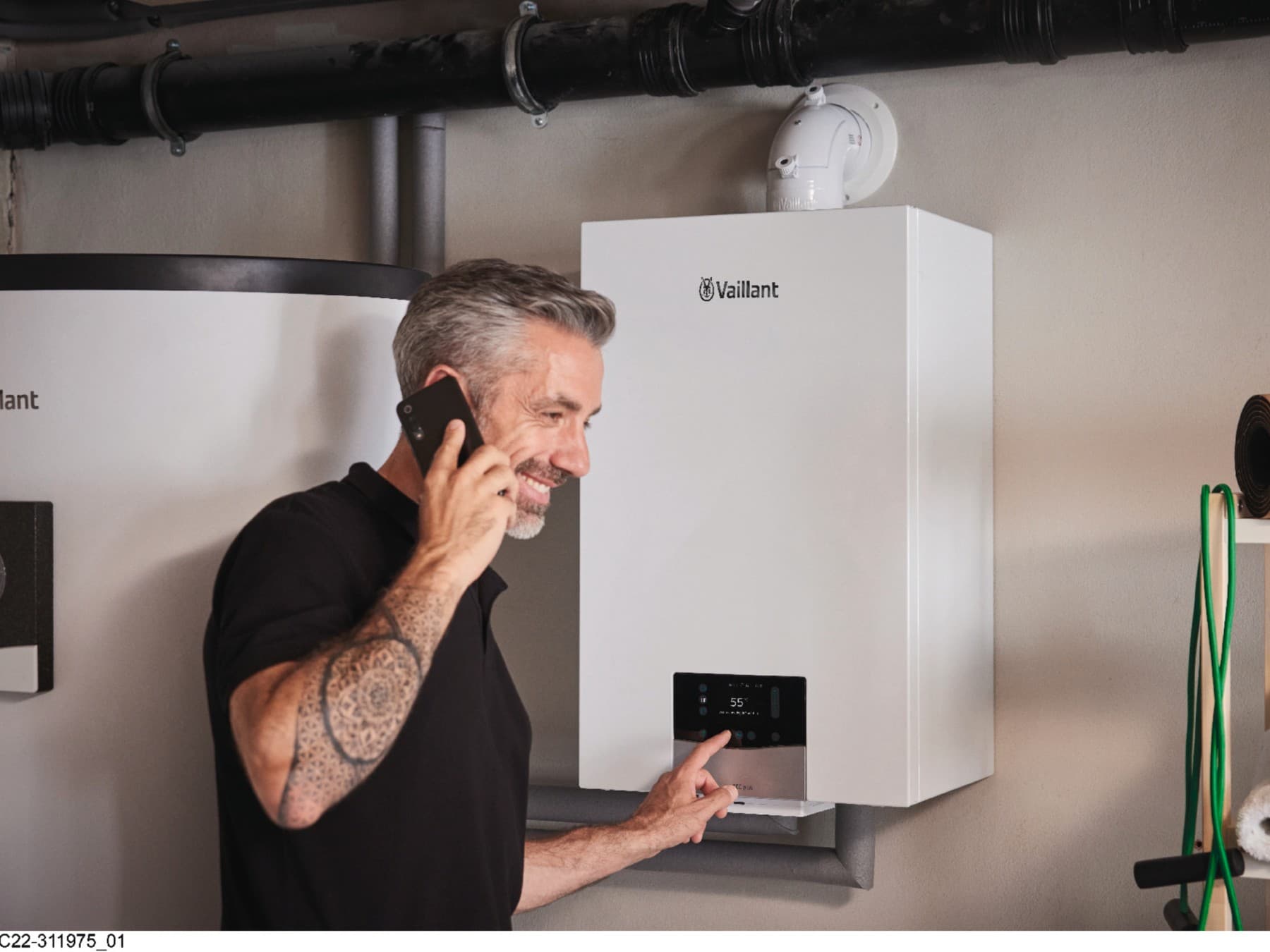 Vaillant instalater radi na održavanju kotla